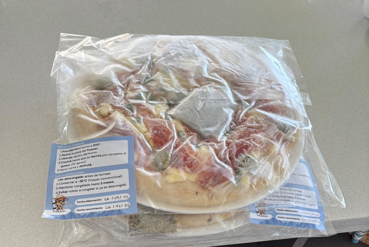 Pizza congelada empacada con etiqueta Adilo