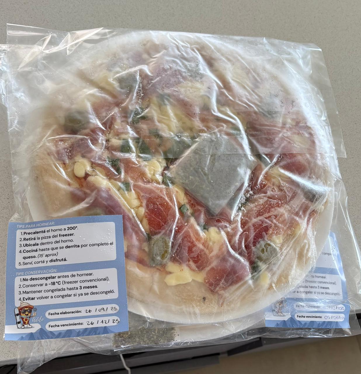 Pizza lista para congelar con ingredientes frescos