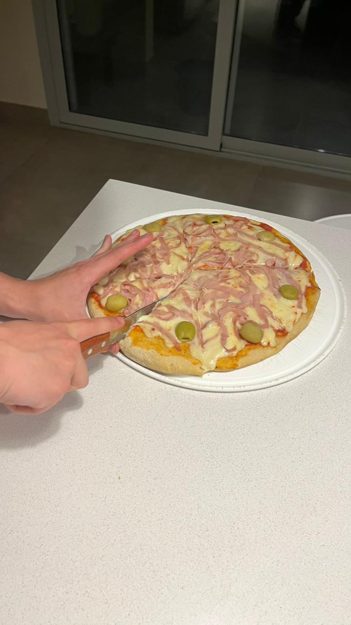 Cortando pizza recién preparada