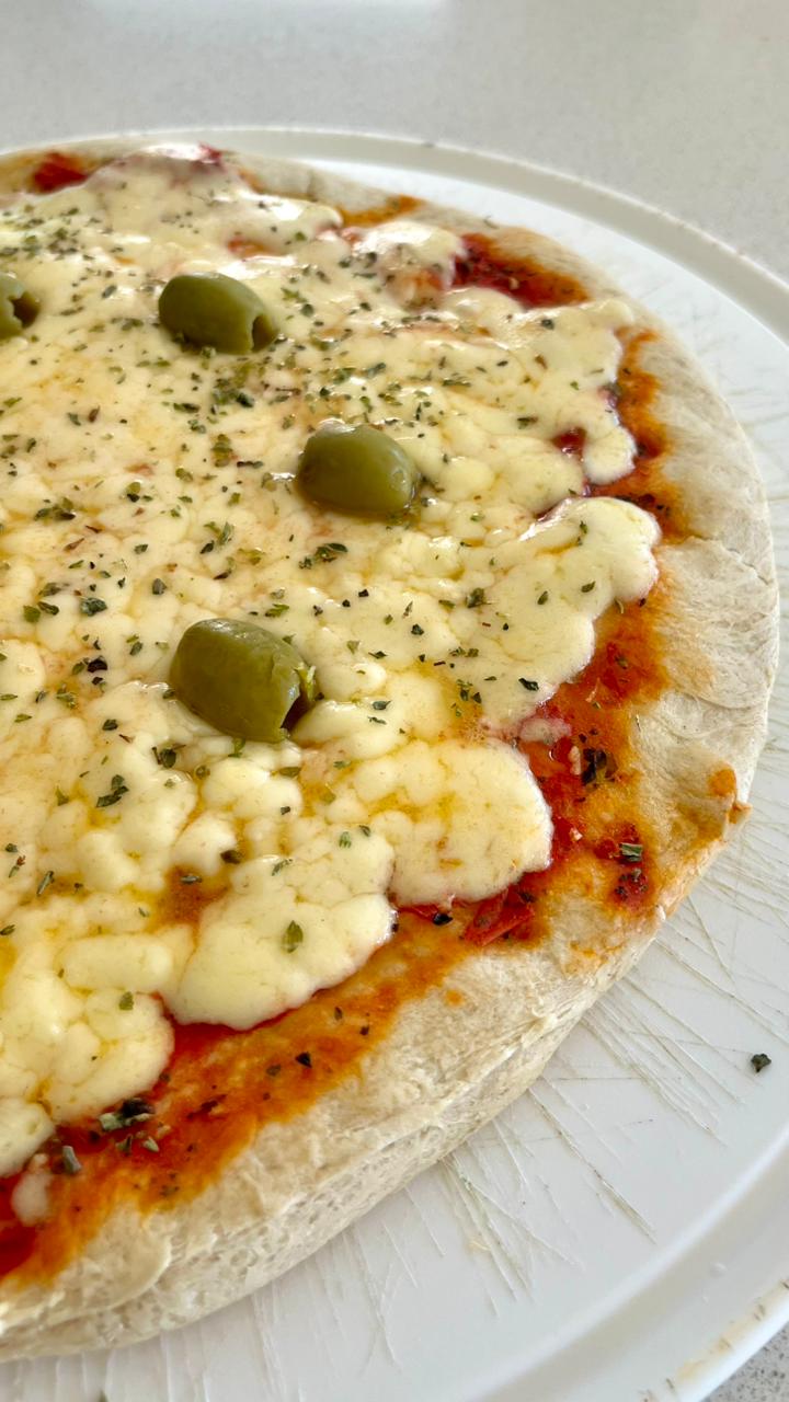 Pizza en proceso de armado
